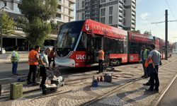 İzmir'de raydan çıkan tramvayın kaldırılmasıyla seferler normale döndü