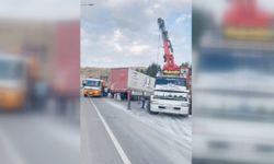 Afyonkarahisar'da devrilen tır Uşak yolunda ulaşımı aksattı