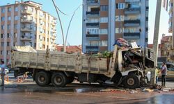 Uşak'ta direğe çarpan kamyonun sürücüsü hayatını kaybetti
