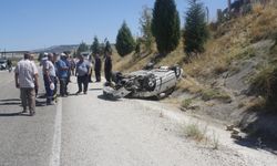 Selendi'de takla atan otomobildeki iki kişi kazadan yara almadan kurtuldu