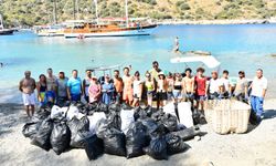 Fethiye'de deniz kenarından 50 torba çöp toplandı