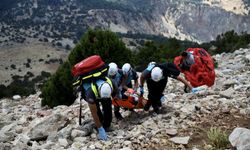 Fethiye'de UMKE tatbikatında, kayalıklara düşen yamaç paraşütü pilotu kurtarıldı