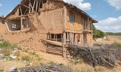 Banaz'dan evi yıkılmak üzere olan kişi yardım istedi