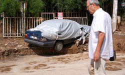 İzmir Menderes'te sağanak sonrası yol çöktü, bazı ev ve iş yerlerini su bastı