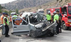 Manisa'da tırla çarpışan hafif ticari aracın sürücüsü hayatını kaybetti