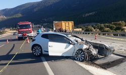 Denizli'de kamyona çarpan otomobildeki sürücü öldü