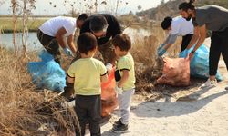 Güllük Körfezi'nde deniz yoluyla gelen atıklar temizlendi