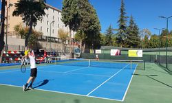 Demirci'deki tenis turnuvası 60 sporcunun katılımıyla başladı