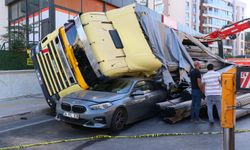 Polisten kaçan tır otomobillerin üzerine devrildi, 2 kişi yaralandı