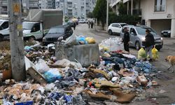 İzmir'in Buca ilçesinde biriken çöp yığınları ve kötü kokuya vatandaşlar tepki gösterdi