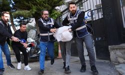 İzmir'de boşanma aşamasındaki eşini tehdit için çocuğunun boğazına bıçak dayayan baba adliyede