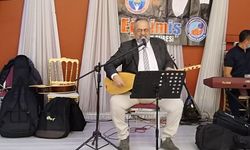 Tolga Çandar, Eğitim İş Uşak Şubesi’nin Cumhuriyet Balosu’nda konser verdi