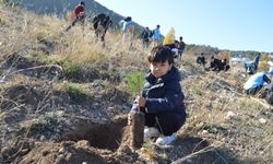 Kütahya’da gençler fidanları toprakla buluşturdu