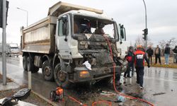 Afyonkarahisar'da iki kamyon çarpıştı, 1 kişi yaralandı