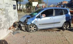 Ödemiş'te hafif ticari araç ile otomobilin çarpıştığı kazada 2 kişi yaralandı