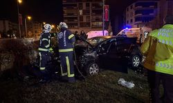 Denizli'de anıt duvarına çarpan otomobildeki 1 kişi öldü, 1 kişi yaralandı