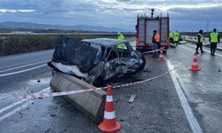 Manisa'da bariyere çarptıktan sonra yanan otomobildeki karı koca öldü