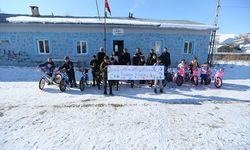 İzmir'deki kadın öğretmenler Doğu'daki köy çocuklarının bisiklet hayalini gerçekleştirdi