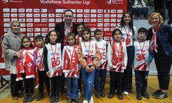 Soğan torbalarıyla voleybol filesi yapan çocuklar, Filenin Sultanlarını izledi