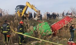 Devrilen traktör devrildi, sürücüsü hayatını kaybetti