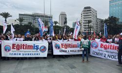 İzmir'de sendika üyesi memurlar eylem yaptı