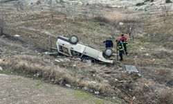 Uşak'ta otomobil tarlaya devrildi, sürücü yaralandı