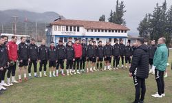 Muğla'da sporcular otel yangınında vefat edenler için saygı duruşu yaptılar