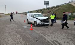 İzmir'de yolcu minibüsü ile hafif ticari aracın çarpışması sonucu 9 kişi yaralandı