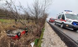 Manisa'da otomobil dereye devrildi, sürücüsü yaralandı