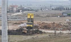 Uşak Belediyesi'nin kamyonları Bölme'de şahıs arsasına moloz döküyor