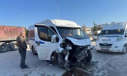 Manisa'da iki işçi servisinin çarpıştı, 19 kişi yaralandı