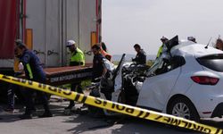 İzmir'de otomobil tıra çarptı, sürücü öldü!