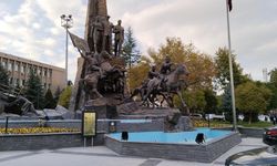Uşak'ın merkezi Atatürk Anıtı önündeki taşlar için kaç para harcandı?