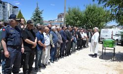 Uşak Öğretmen Mahmut Özgöbek İlkokulu Müdür Yardımcısı Özlem Bozan, gözyaşlarıyla son yolcuğuna uğurlandı