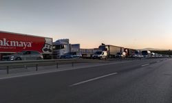 Uşak, Manisa ve İzmir'den Afyonkarahisar'a giden araçlar kilometrelerce uzayan kuyruk oluşturdu