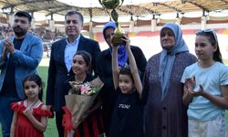 Manisa'da şampiyonluk kupası hakemin oğluna hediye edildi