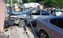 Manisa'da kontrolden çıkan araç yayalara çarptı