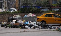 Konak'ta grev nedeniyle çöp yığınları oluştu