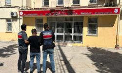 Alaşehir'de aracında yasaklı madde bulunan 2 şüpheliden 1'i tutuklandı