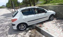 Afyonkarahisar'da  otomobil mezarlığa çarptı, 5 yaralı!