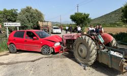 İzmir'de otomobille traktör çarpıştı, 4 kişi yaralandı