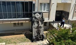 Denizli'de otomobil apartmanın bahçesine düştü
