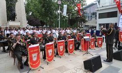 Merkezefendi'de askerler ve lise öğrencileri konser verdi