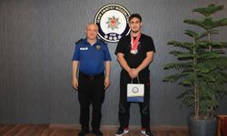 Bilek güreşinde derece alan sporcu İzmir Emniyet Müdürü tarafından tebrik edildi
