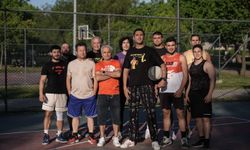 60'lı yaşlarda sokak basketbolunun tozunu attırıyorlar
