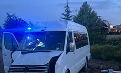 Sinanpaşa'da minibüsü kontrolden çıktı, 6 kişi yaralandı