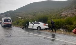Menderes'te otomobil ile otobüs çarpıştı, 13 yaralı!