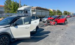 Uşak Hastane kavşağında zincirleme kaza! 7 kişi Uşak Eğitim ve Araştırma Hastanesine kaldırıldı