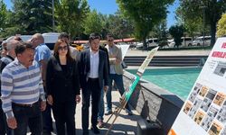 Uşak'ta 27 Mayıs Darbesi nedeniyle Atatürk Anıtı önünde dönemi anlatan gazete manşetleri sergisi açıldı