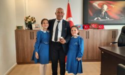 Sivaslı Budaklar İlkokulu öğrencileri kendi ürettikleri çileği reçel yaparak üretim sürecine katıldı
